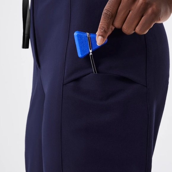 Figs Ultra Scrub limited edition Navy Jane V-Neck
- Jogger ScrubjumpsuitT™ New - Picture 7 of 8